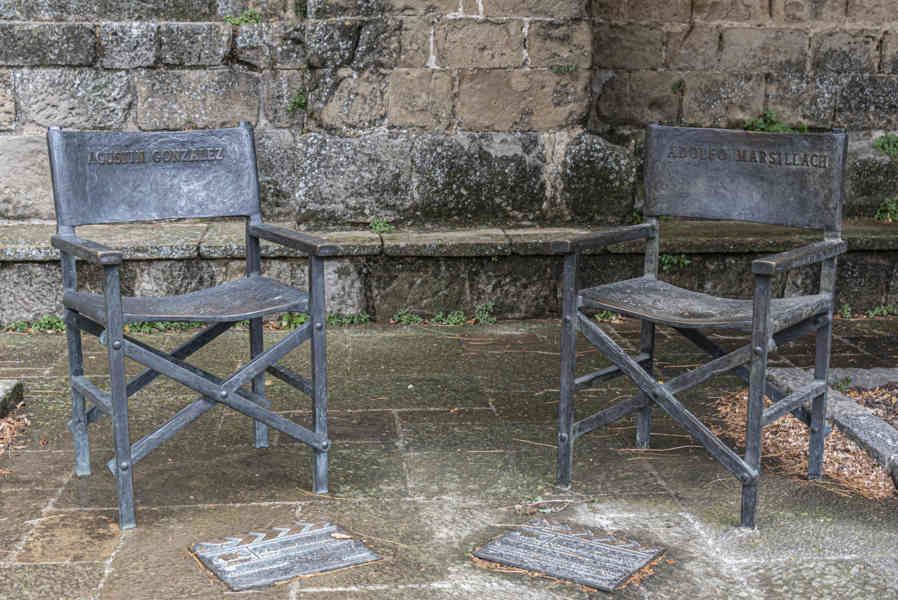 Zaragoza - Sos del Rey Católico 33 - monumento a Agustín González y Adolfo Marsillarch.jpg